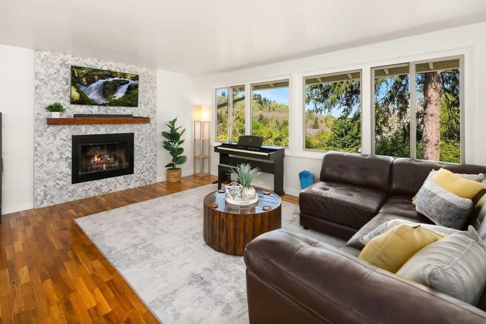 Family-Friendly Modern Home Mercer Island Garden House in Mercer Island