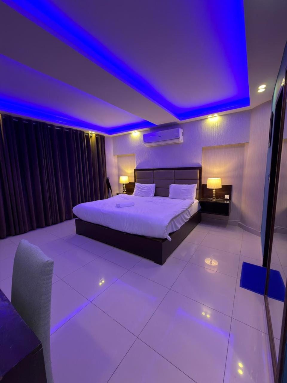 Bed, Photo of the whole room, Bedroom