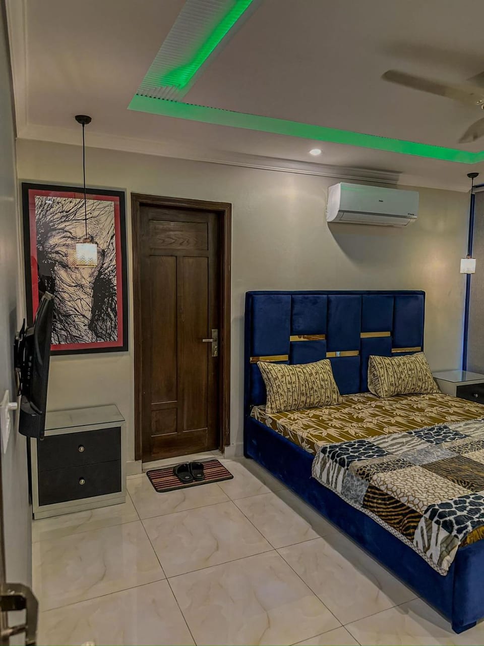 Bed, TV and multimedia, Living room, Photo of the whole room, Seating area, Bedroom, air conditioner