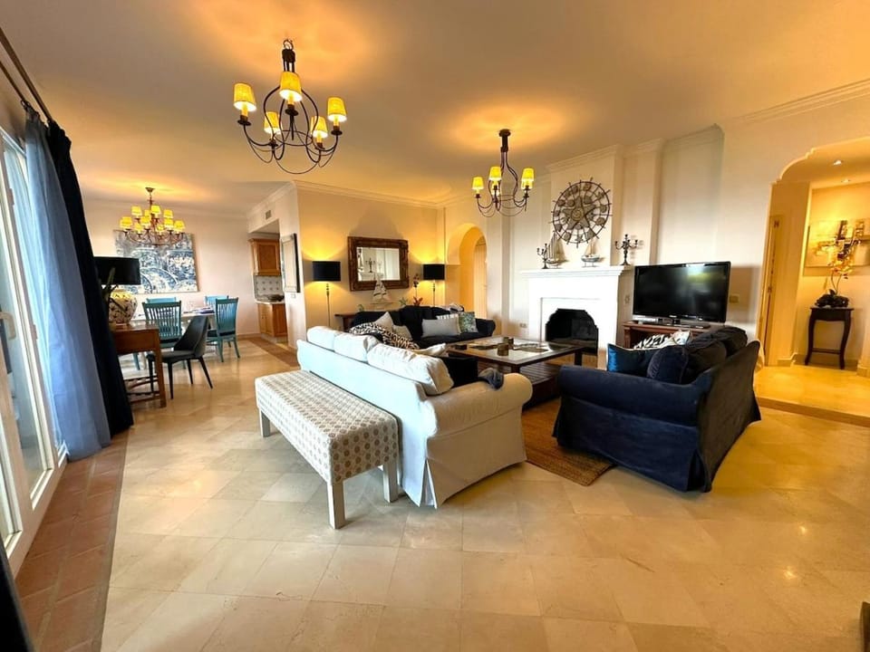 TV and multimedia, Living room, Photo of the whole room, Seating area, Dining area, fireplace