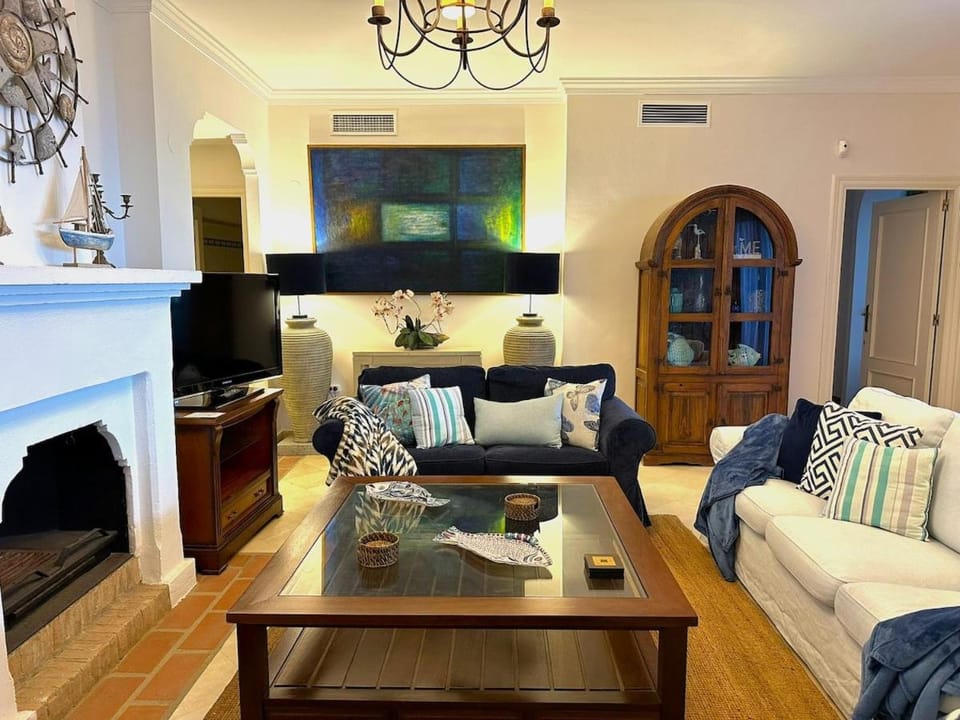 TV and multimedia, Living room, Photo of the whole room, Seating area