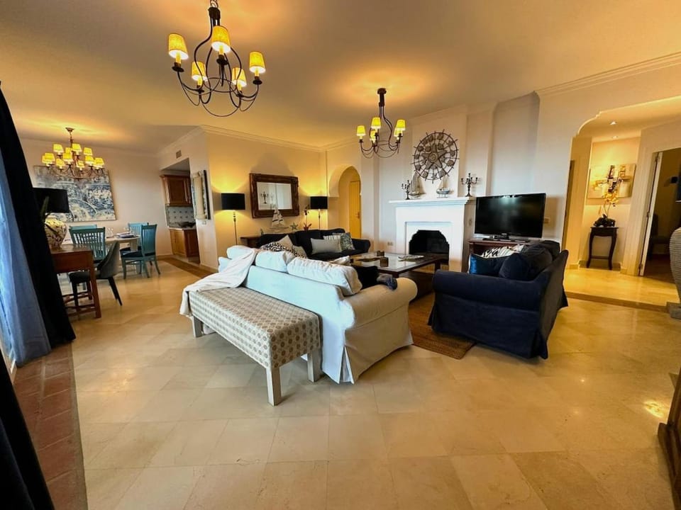 TV and multimedia, Living room, Photo of the whole room, Seating area, fireplace