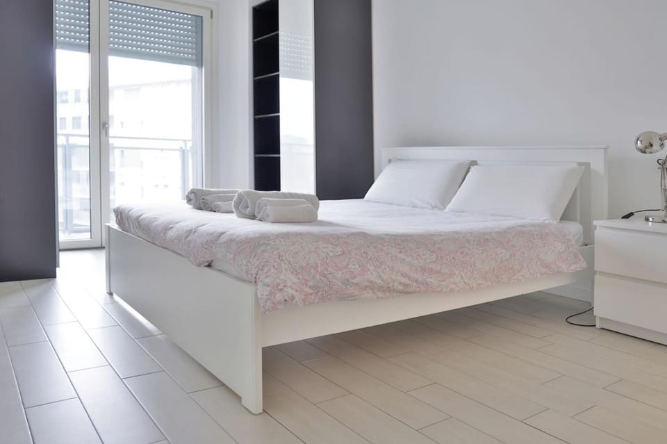 Photo of the whole room, Bedroom, towels
