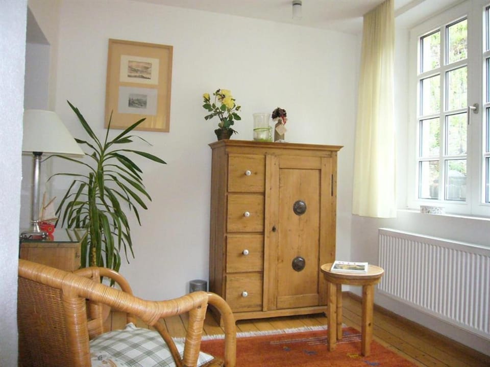 Photo of the whole room, Seating area