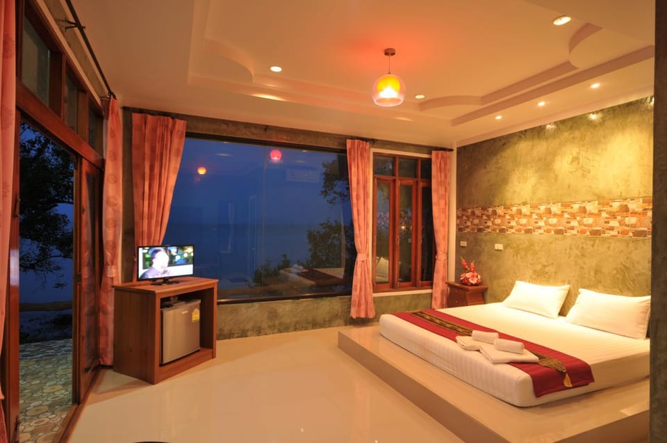 Photo of the whole room, Sea view