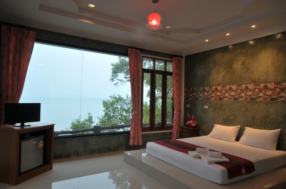 Photo of the whole room, Sea view