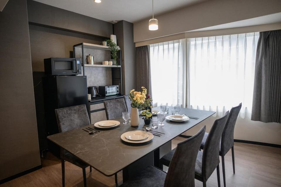 Dining area, microwave, toaster