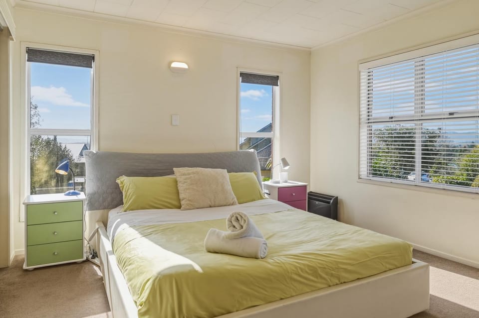Springfield bliss with Lake view House in Rotorua