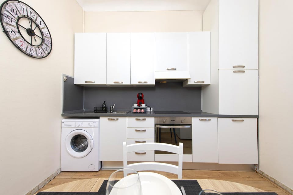 Coffee/tea facilities, dishwasher, oven, stove, washing machine