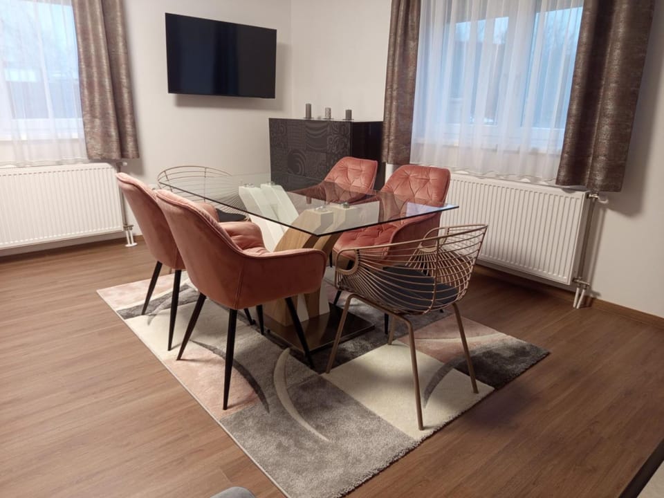 President Apartmanház - Nincs szomszéd - Egy időben,egy társaság - Apartment in Hungary