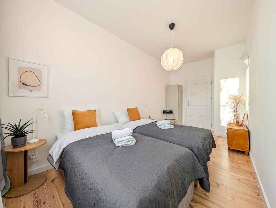 Bed, Decorative detail, Bedroom, towels