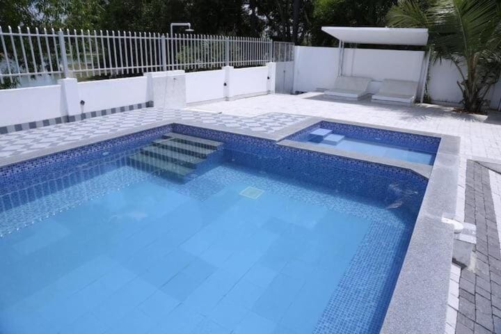 Alamparai Villa - Private Pool, Luxurious 4BHK With River Access Villa in India