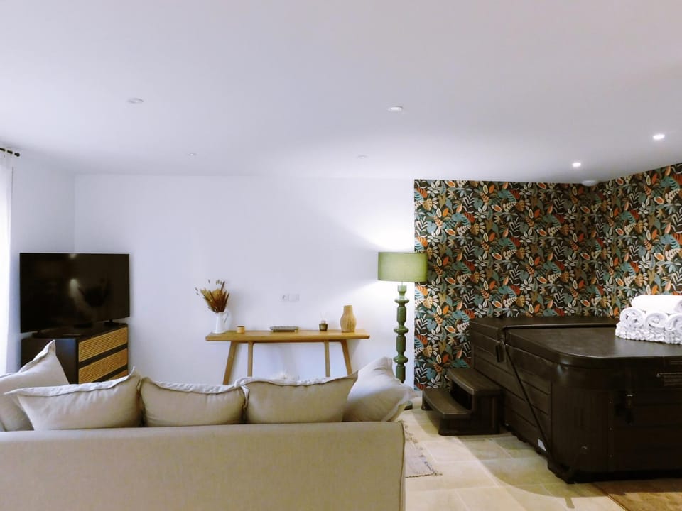 Hot Tub, Living room