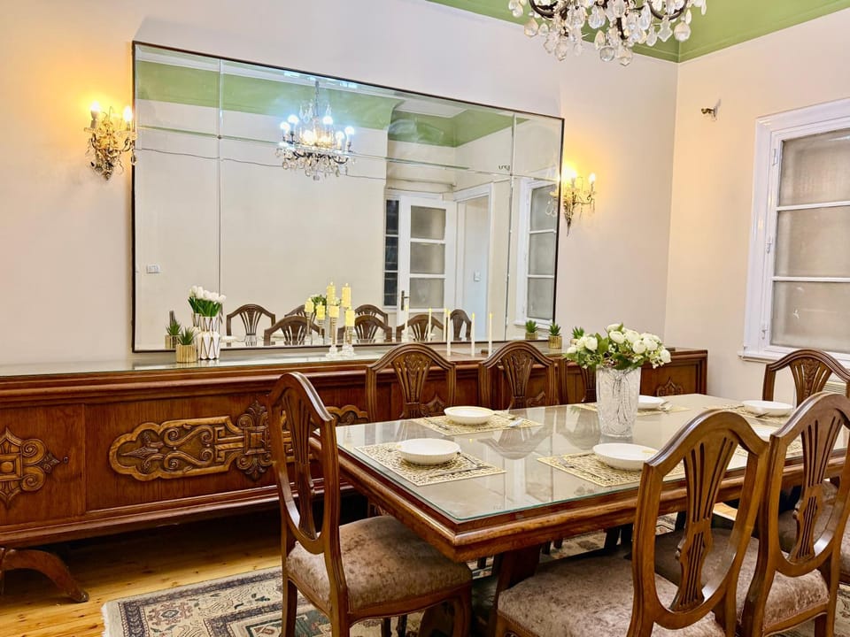 Restaurant/places to eat, Living room, Seating area, Dining area