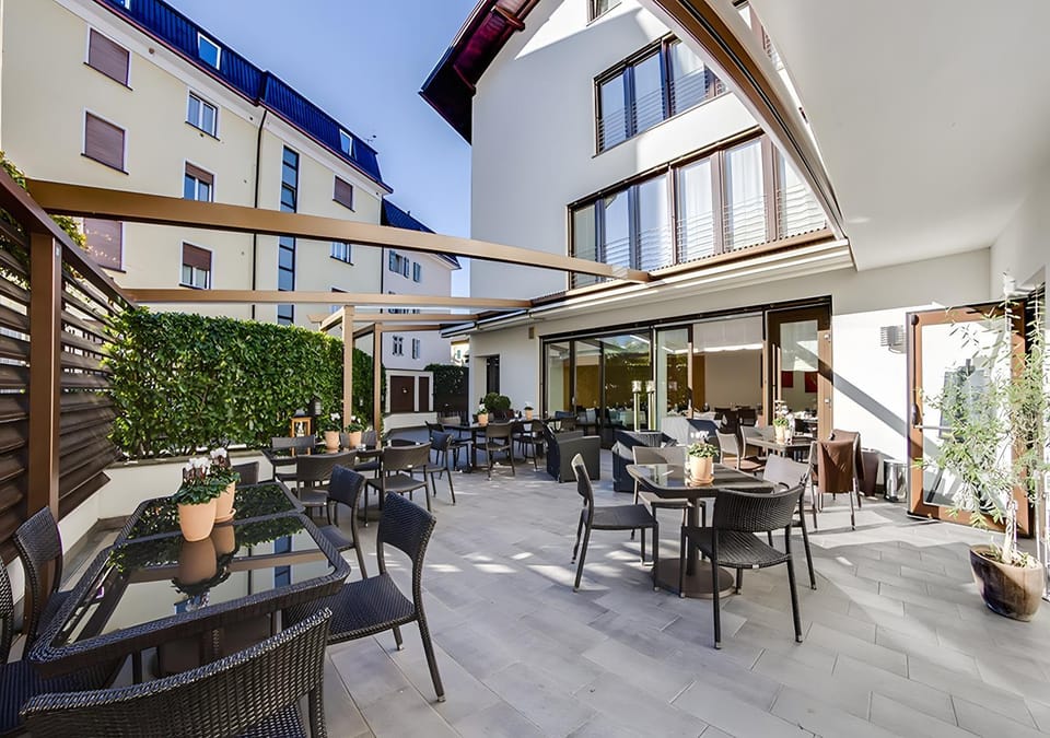 Property building, Balcony/Terrace, Living room