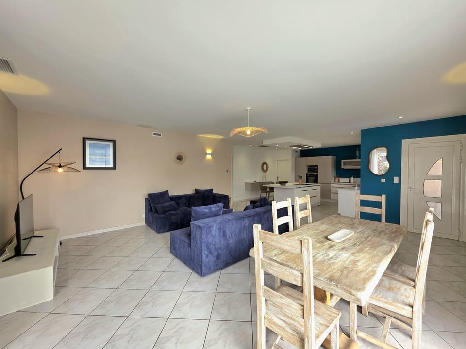 Living room, Seating area, Dining area
