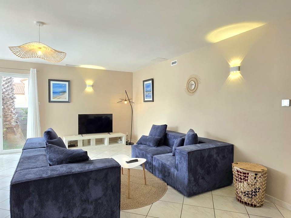 Communal lounge/ TV room, TV and multimedia, Living room, Seating area