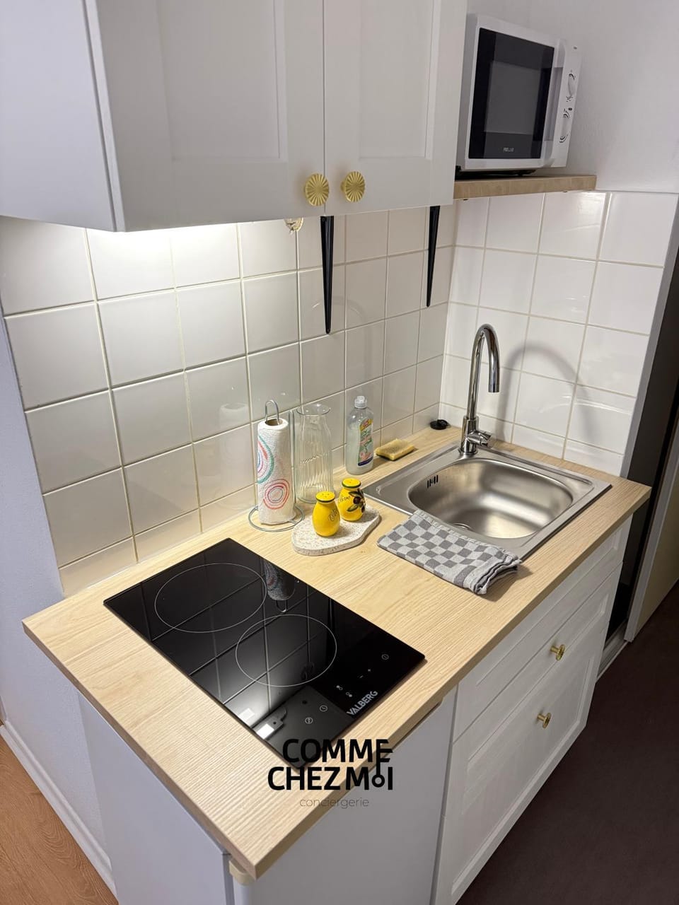 Kitchen or kitchenette, stove