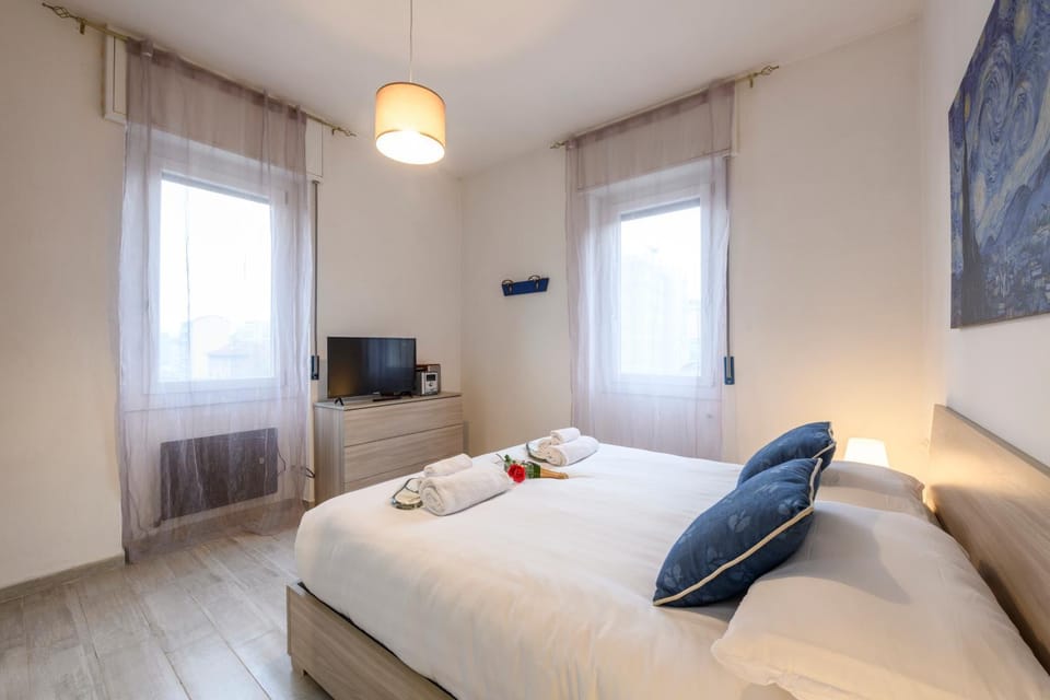 Bed, TV and multimedia, Photo of the whole room, Bedroom