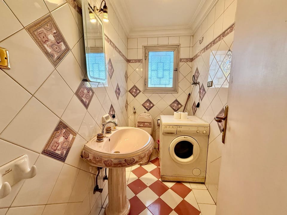 Toilet, Bathroom, Bath, towels, washing machine, dryer