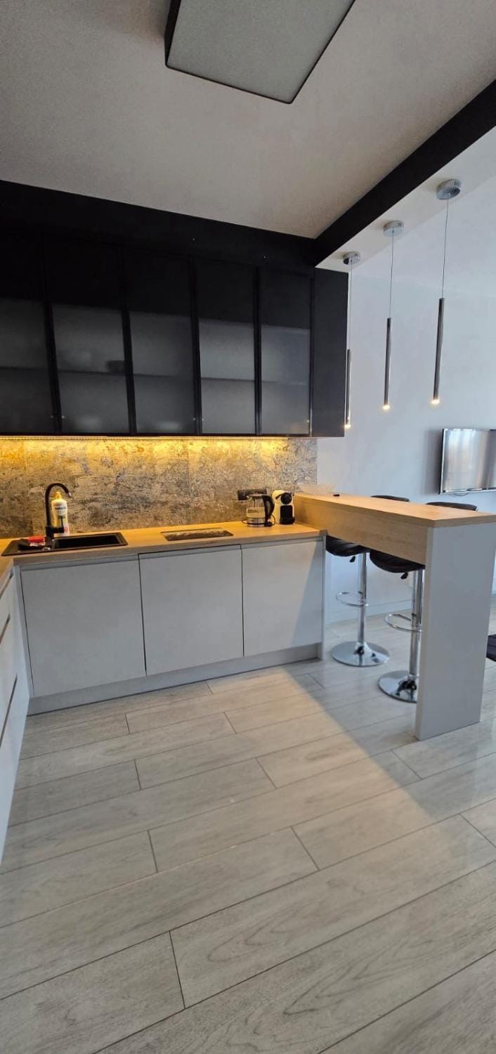 Kitchen or kitchenette, dishwasher, microwave