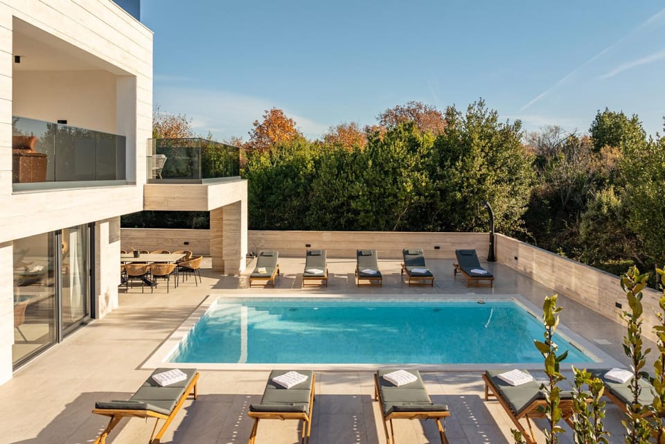 Property building, Patio, Balcony/Terrace, Seating area, Pool view, Swimming pool, sunbed