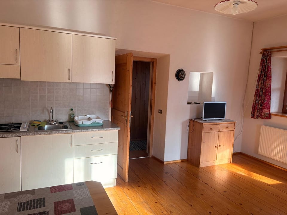 TV and multimedia, Kitchen or kitchenette, dishwasher, stove