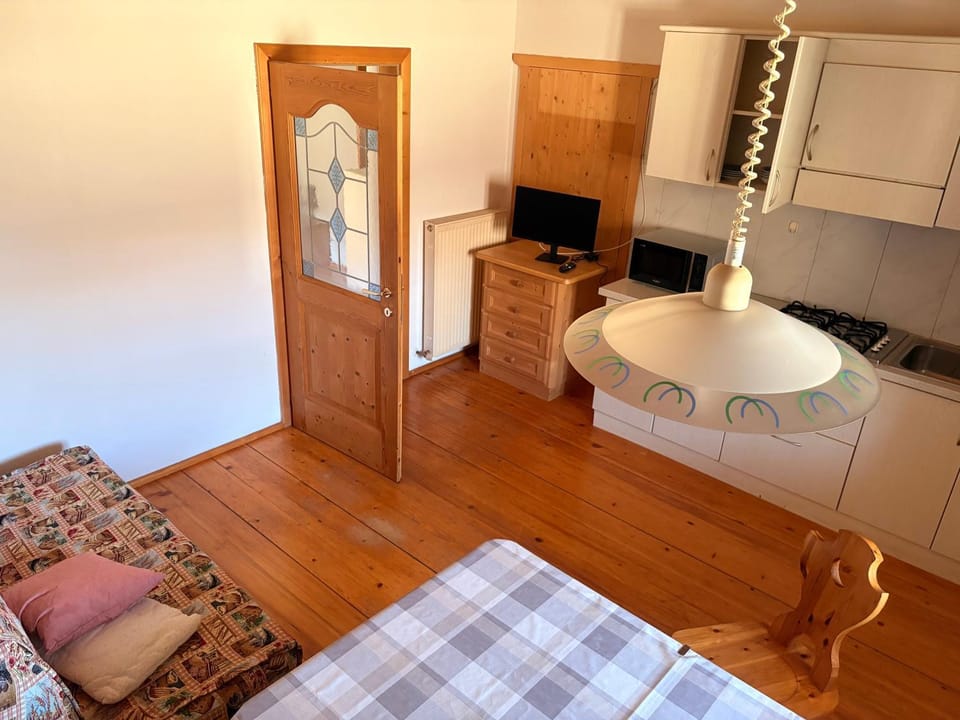 TV and multimedia, Kitchen or kitchenette, Seating area, Dining area