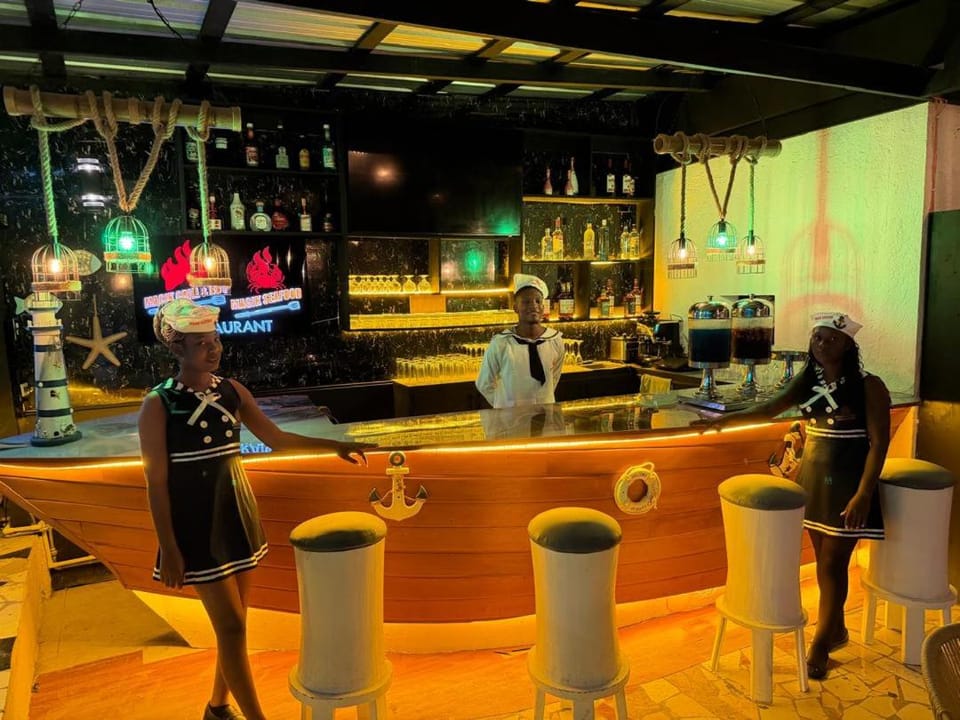 Restaurant/places to eat, Lounge or bar