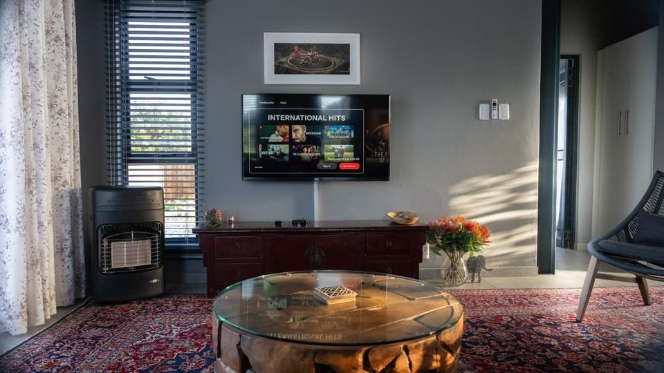 Communal lounge/ TV room, TV and multimedia, Living room, Evening entertainment