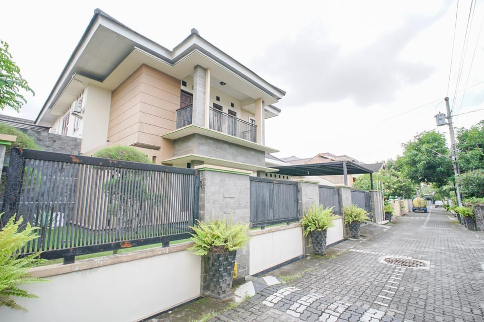Property building, Day, Neighbourhood, Street view