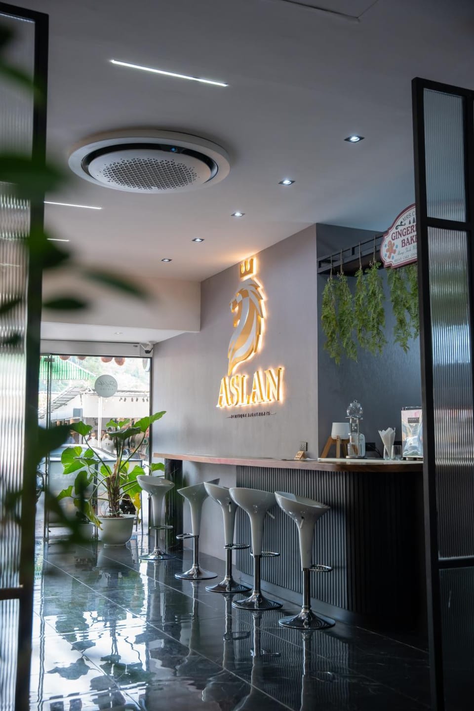 Restaurant/places to eat, Banquet/Function facilities