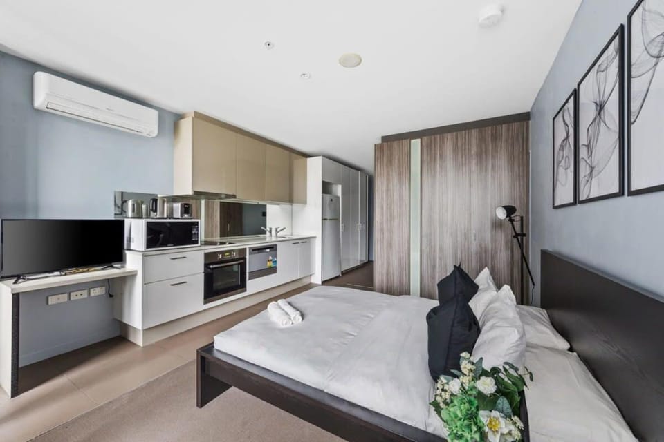 Chic City View Studio by Southern Cross Station Apartment in Melbourne