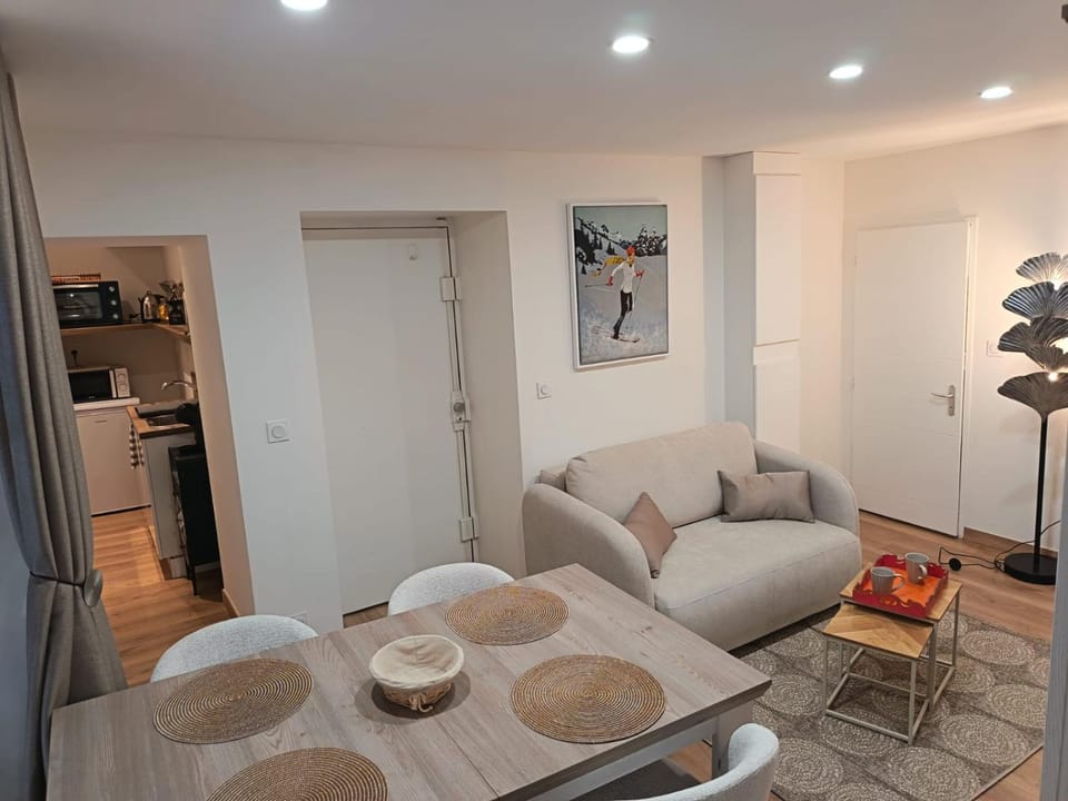 TV and multimedia, Kitchen or kitchenette, Living room, Seating area, Dining area, stove