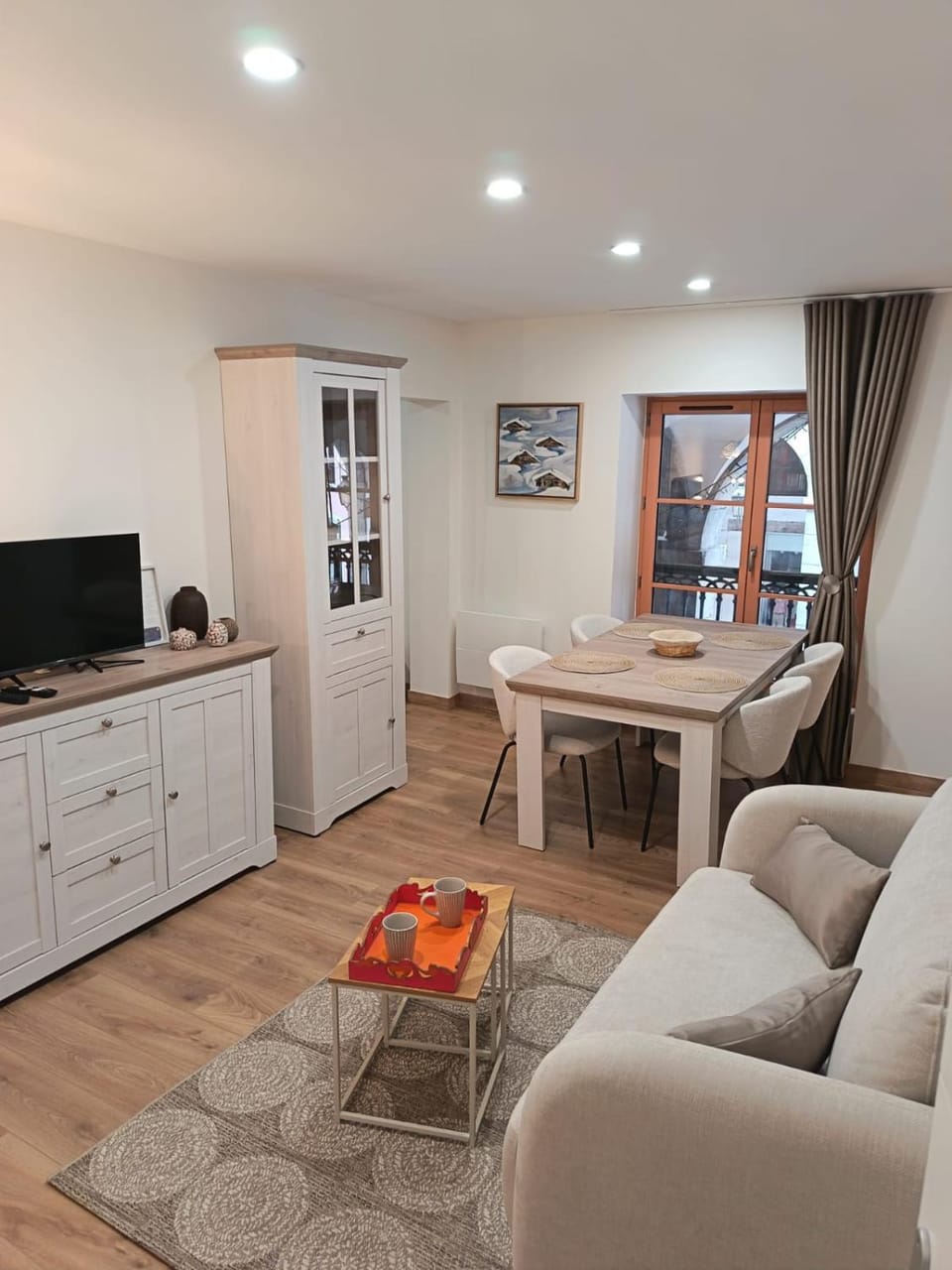 Communal lounge/ TV room, TV and multimedia, Living room, Seating area, Dining area