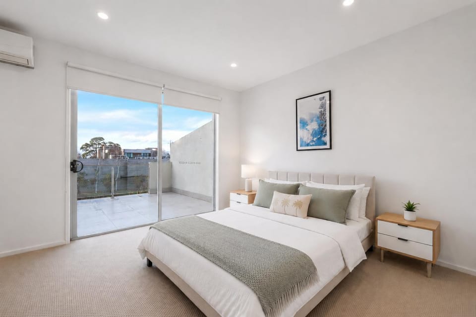 Bed, Balcony/Terrace, Bedroom, air conditioner