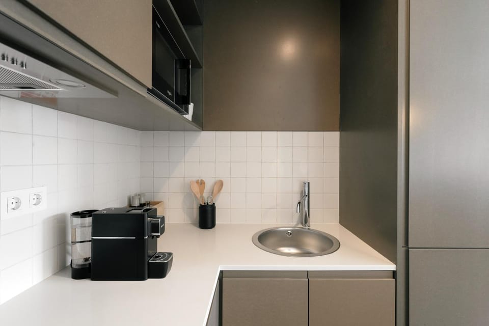 Coffee/tea facilities, Kitchen or kitchenette, stove, toaster