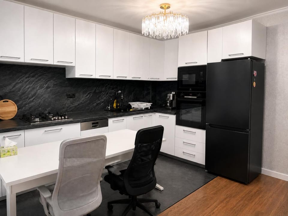 Kitchen or kitchenette, Dining area, Breakfast, oven, stove