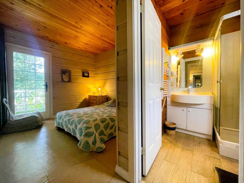 Bed, Bathroom, Photo of the whole room, Bedroom