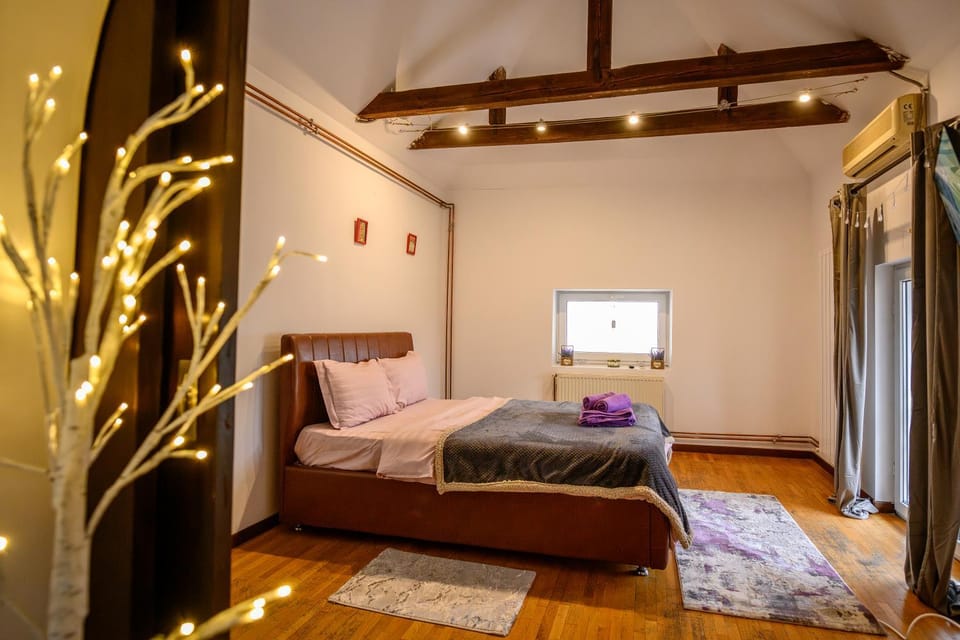 Bed, TV and multimedia, Bedroom, air conditioner
