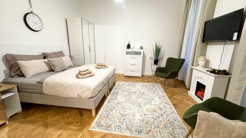 Communal lounge/ TV room, Bed, TV and multimedia, Living room, Photo of the whole room, Seating area, Evening entertainment, Bedroom, fireplace, fireplace, wardrobe
