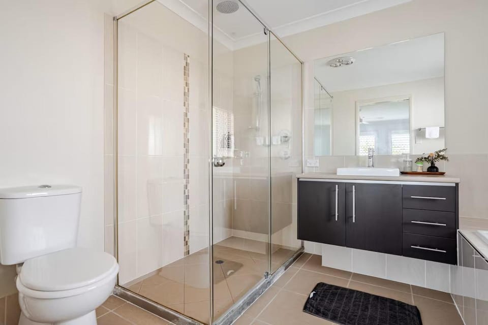 Victoria Point Private Residential Room with Private Bathroom Vacation rental in Redland Bay