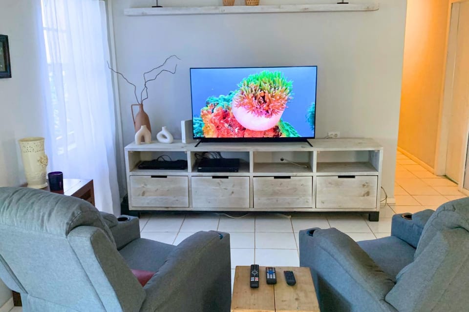 TV and multimedia, Living room, Seating area, Evening entertainment