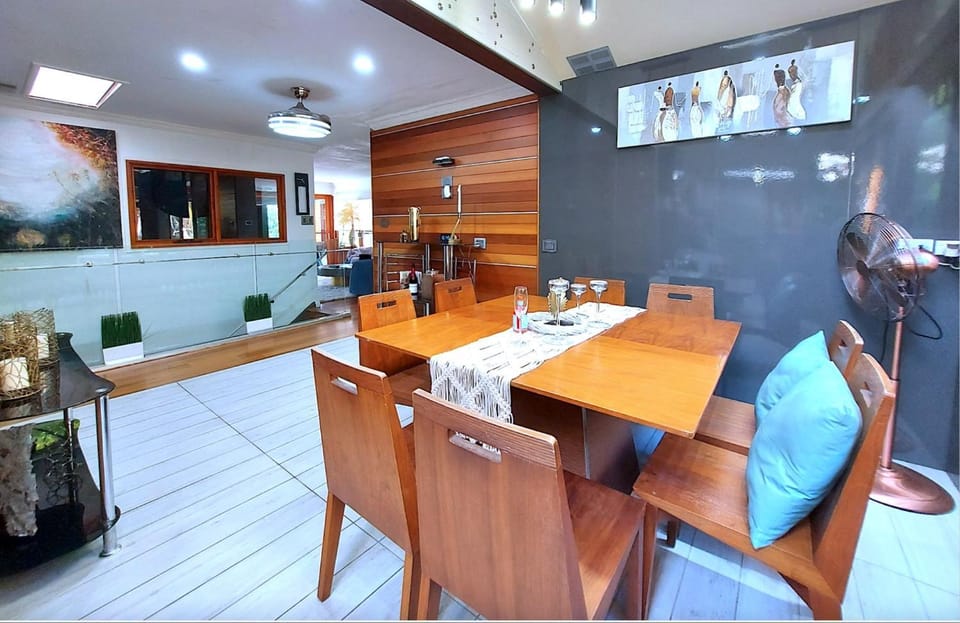 Restaurant/places to eat, Coffee/tea facilities, Food and drinks, Dining area, Drinks