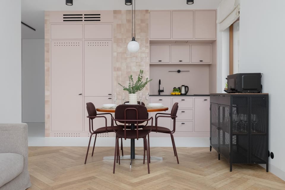 Kitchen or kitchenette, Dining area