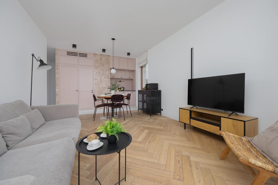TV and multimedia, Living room, Seating area, Evening entertainment