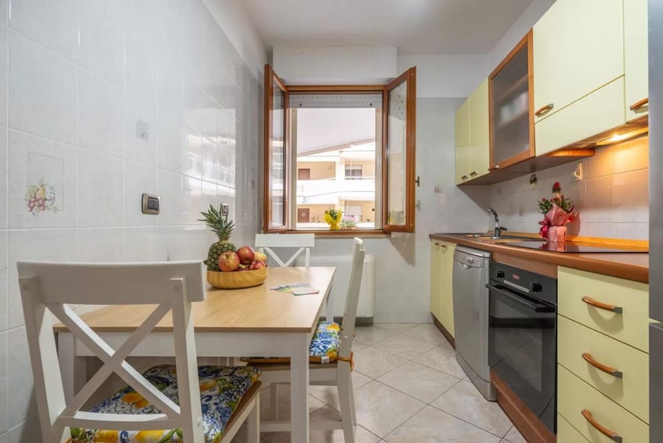 Dining area, kitchen