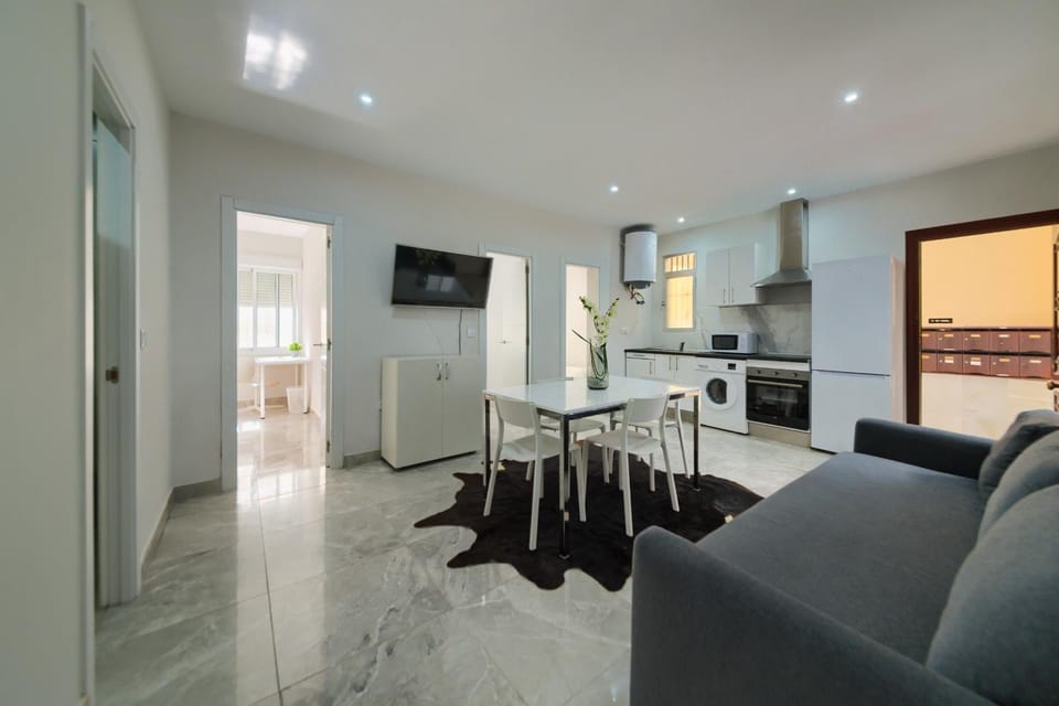 TV and multimedia, Kitchen or kitchenette, Living room, Seating area, Dining area, minibar, oven, stove