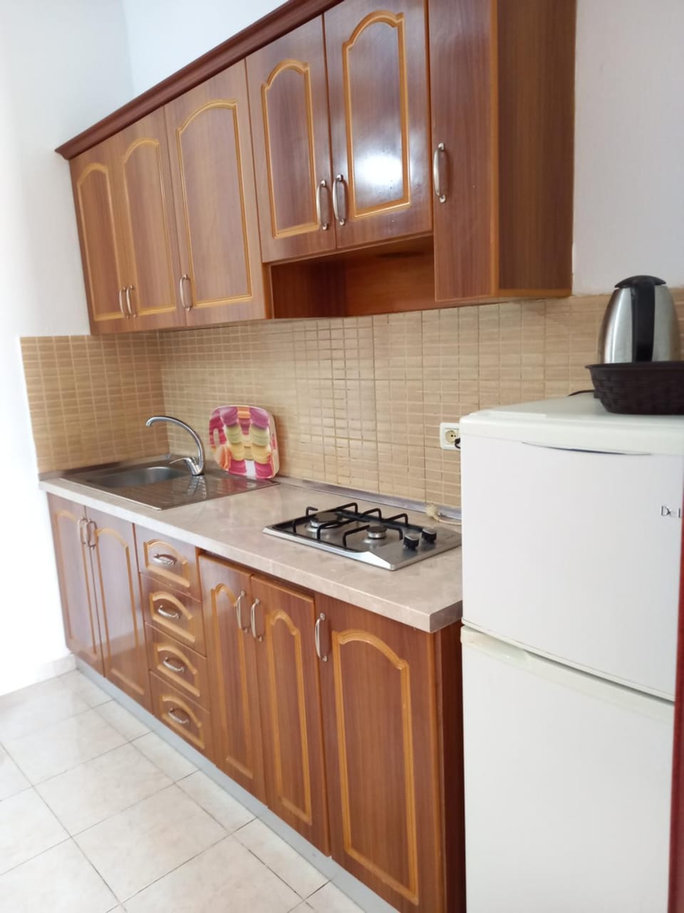 Coffee/tea facilities, Kitchen or kitchenette, stove