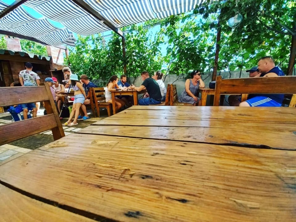 Restaurant/places to eat, People, Food and drinks, Banquet/Function facilities, Food, group of guests